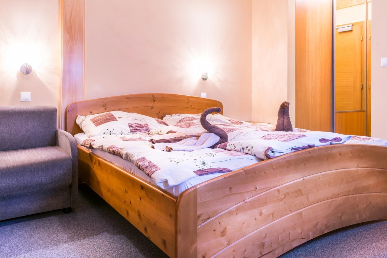 Hrustin Horsky Hotel Kristina מראה חיצוני תמונה